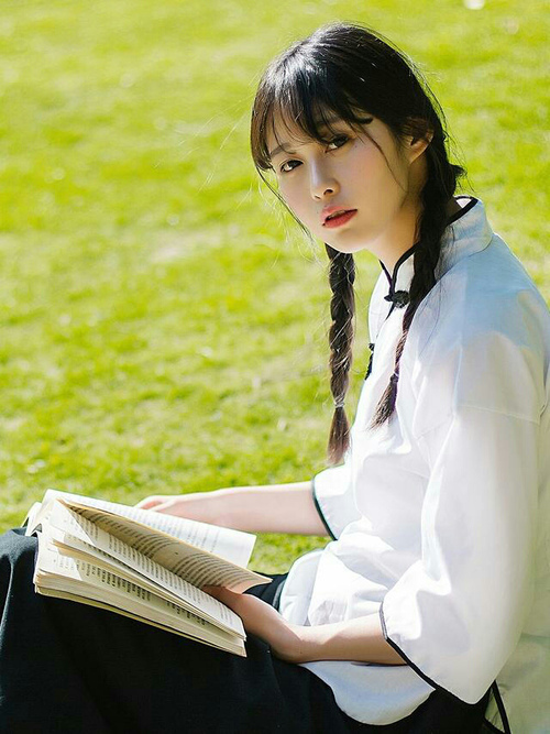 张伟丽出战海报设计引发粉丝追捧